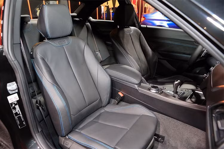 Không có thay đổi về động cơ và hiệu suất của BMW M2 Black Shadow Edition so với bản M2 thông thường, xe vẫn sử dụng động cơ 6 xy-lanh thẳng hàng (I6) dung tích 3.0L tăng áp kép cho công suất 370 mã lực.