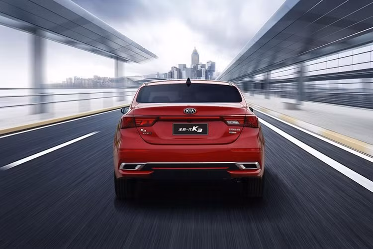 Phần thân xe của Kia K3 2019 tại Trung Quốc không thực sự có nhiều sự khác biệt so với "người anh em" Cerato tại Việt Nam. Duy chỉ có bộ vành đa chấu 2 tông màu được tái thiết kế lại. Đuôi xe sở hữu cụm đèn hậu với thiết kế dải Led bên trong khá ấn tượng với hoạ tiết đèn chạy thằng