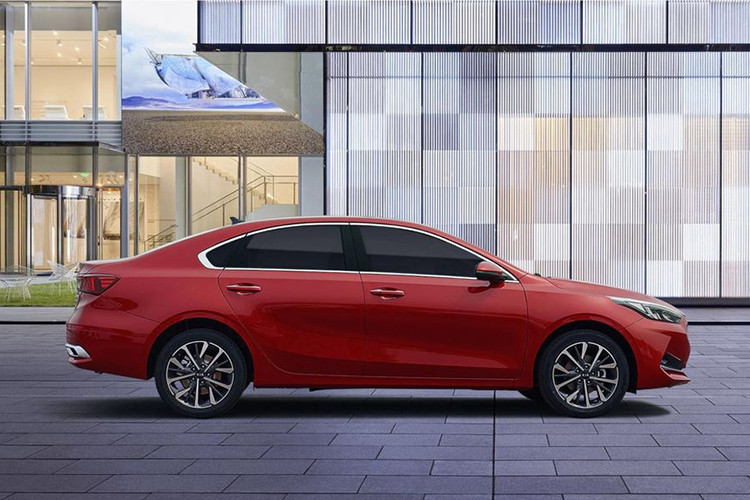 Về thiết kế ngoại thất, Kia K3 2019 tại Trung Quốc sở hữu phong cách thiết kế khá khác biệt so với phiên bản Cerato tại Việt Nam. Sự thay đổi trong thiết kế của Kia K3 2019 tại Trung Quốc chủ yếu tới từ phần đầu xe. Điểm nổi bật nhất chính là bộ lưới tản nhiệt dài với thiết kế góc cạnh cùng đường viền mạ chrome sáng bóng.