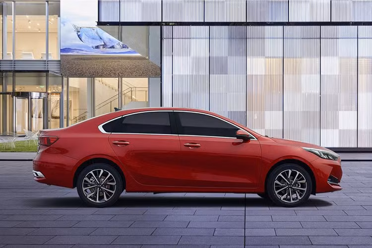 Về thiết kế ngoại thất, Kia K3 2019 tại Trung Quốc sở hữu phong cách thiết kế khá khác biệt so với phiên bản Cerato tại Việt Nam. Sự thay đổi trong thiết kế của Kia K3 2019 tại Trung Quốc chủ yếu tới từ phần đầu xe. Điểm nổi bật nhất chính là bộ lưới tản nhiệt dài với thiết kế góc cạnh cùng đường viền mạ chrome sáng bóng.