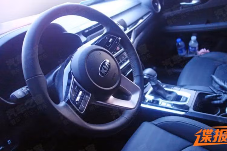 Hiện chưa có hình ảnh chính thức của nội thất bên trong Kia K3 2019 tại Trung Quốc. Trong khi đó, những hình ảnh trên đường thử cho thấy mẫu xe này đi kèm nội thất không khác biệt quá nhiều so với phiên bản nước ngoài. Xe được trang bị vô lăng đa chức năng thiết kế mới, màn hình cảm ứng trung tâm, cửa gió điều hòa và cụm điều khiển trung tâm giống với Kia Forte 2019 tại Mỹ.