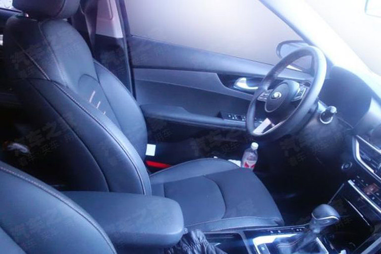 Mẫu sedan cỡ C này đã được tối ưu hóa cụm điều khiển trung tâm với phanh tay được thay bằng phanh đỗ xe điện tử nhằm giải phóng không gian. Ngoài ra, Kia K3 2019 tại Trung Quốc còn có thêm cửa gió điều hòa hàng ghế sau mới. Nguồn cung cấp sức mạnh cho Kia K3 2019 tại Trung Quốc là 3 tùy chọn động cơ khác nhau.