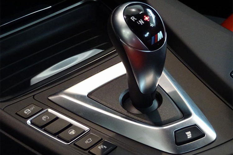 So với phiên bản BMW 4-Series, M4 có nâng cấp ấn tượng ở động cơ, "trái tim" của xe là loại 6 xi-lanh thẳng hàng, dung tích 3.0 lít, tăng áp kép M TwinPower, sản sinh công suất tối đa lên tới 431 mã lực tại dải vòng tua máy từ 5.500 đến 7.000 vòng/phút và mô-men xoắn cực đại 550 Nm.