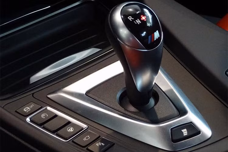 So với phiên bản BMW 4-Series, M4 có nâng cấp ấn tượng ở động cơ, "trái tim" của xe là loại 6 xi-lanh thẳng hàng, dung tích 3.0 lít, tăng áp kép M TwinPower, sản sinh công suất tối đa lên tới 431 mã lực tại dải vòng tua máy từ 5.500 đến 7.000 vòng/phút và mô-men xoắn cực đại 550 Nm.