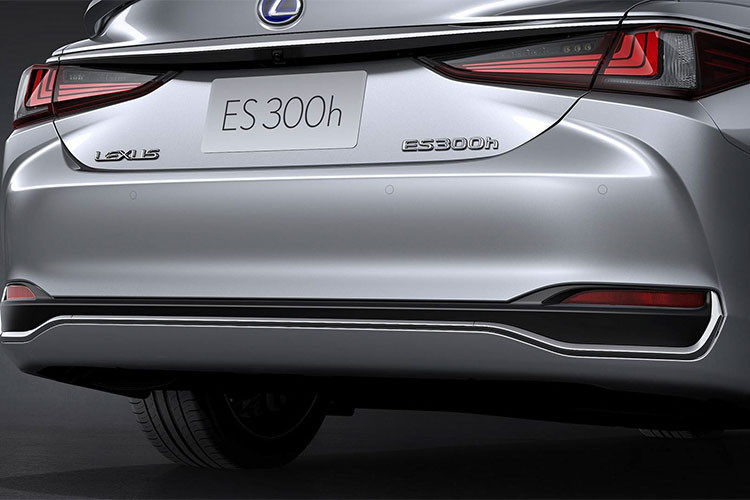 Đằng sau xe xuất hiện hình chữ "X" tương tự đầu xe do cản sau và nắp cốp kết hợp với nhau tạo thành. Đèn hậu được nối với nhau bằng một thanh crôm, vừa làm đẹp cho xe vừa có tác dụng giấu camera lùi. Đó là chưa kể tới cánh gió nhỏ trên nắp cốp, nằm ngay dưới logo Lexus.