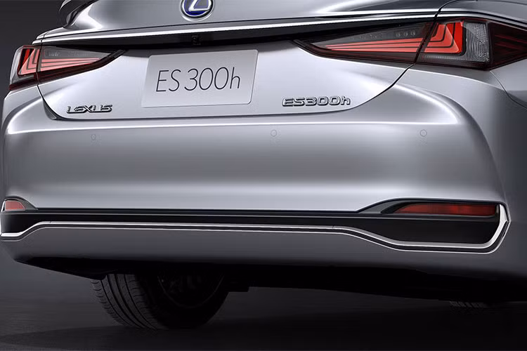 Đằng sau xe xuất hiện hình chữ "X" tương tự đầu xe do cản sau và nắp cốp kết hợp với nhau tạo thành. Đèn hậu được nối với nhau bằng một thanh crôm, vừa làm đẹp cho xe vừa có tác dụng giấu camera lùi. Đó là chưa kể tới cánh gió nhỏ trên nắp cốp, nằm ngay dưới logo Lexus.