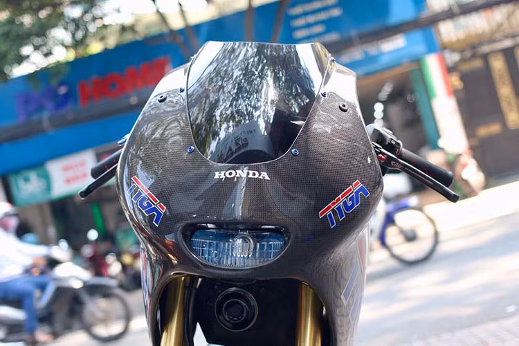 Bộ áo này mô phỏng theo dàn áo trên siêu xe MotoGP Honda RC123V với phần yên solo nhô cao phía sau. Dàn đầu của xe được người chơi độ lại khá giống với siêu phẩm RC213V với bộ đèn chiếu sáng được thu gọn.