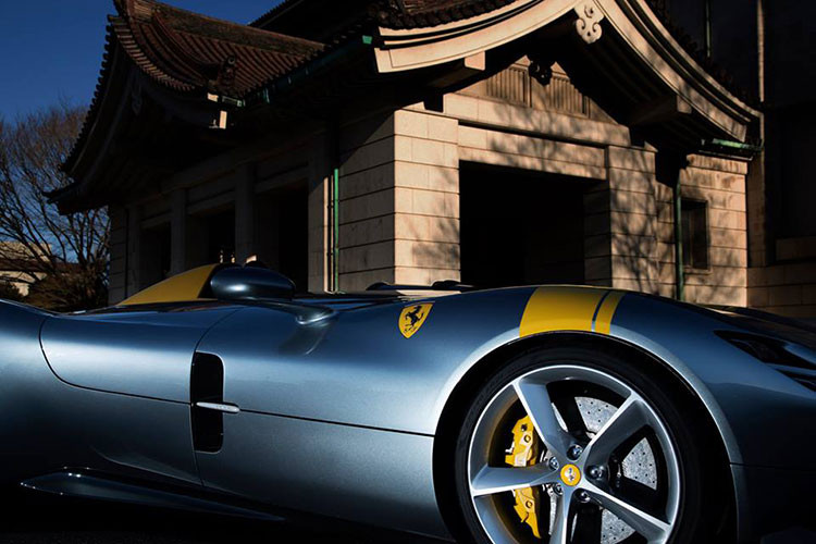 Động cơ mạnh mẽ này sẽ giúp trọng lượng 1,5 tấn của Ferrari Monza SP1 chỉ mất 2,9 giây để tăng tốc lên 100 km/h từ vị trí xuất phát, thêm 5 giây nữa để đạt tốc độ 200 km/h trước khi chạm ngưỡng tốc độ tối đa của xe vào khoảng 300 km/h.