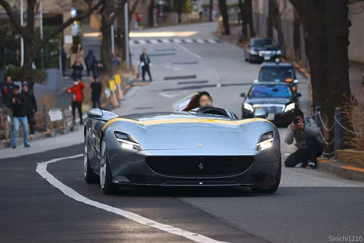 Vào tháng 9/2018, hãng siêu xe Ý đã bí mật giới thiệu đến các khách hàng "VIP" của mình mẫu xe Ferrari Monza với số lượng sản xuất hạn chế 499 chiếc. Điểm thú vị là có đến 2 lựa chọn cho các nhà giàu thế giới khi chọn mua Ferrari Monza. Trong đó, siêu xe Ferrari Monza SP1 chỉ có 1 ghế ngồi và Monza SP2 sẽ có khoang lái rộng rãi hơn với 2 chỗ ngồi.