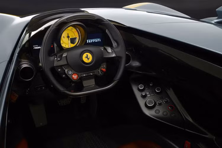 Tuy mang hình dáng cổ điển nhưng "xác xe" của chiếc Ferrari Monza SP1 và động cơ V12, dung tích 6,5 lít lại đến từ mẫu xe hiện đại Ferrari 812 Superfast. Khối động cơ này khi gắn trên Ferrari Monza SP1 tạo ra công suất tối đa 809 mã lực, tăng 10 mã lực và mô-men xoắn cực đại 719 Nm, tăng 1 Nm so với Ferrari 812 Superfast.