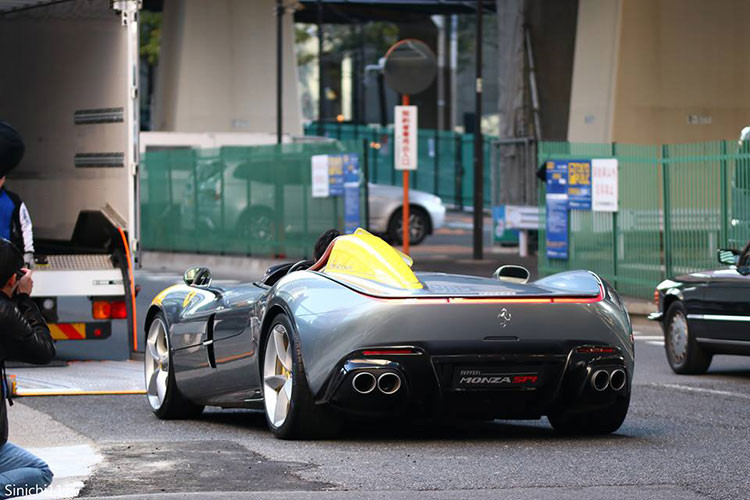 Đến nay, chiếc Ferrari Monza SP1 siêu đắt đỏ đã lần đầu tiên đến thị trường châu Á. Đất nước châu Á vinh dự đón nhận sự có mặt của siêu xe Ferrari Monza SP1 đó chính là Nhật Bản. Mẫu xe "ngựa chồm" không mui cũng chẳng có kính chắn gió bị bắt gặp lăn bánh trên đường phố Tokyo, Nhật Bản.