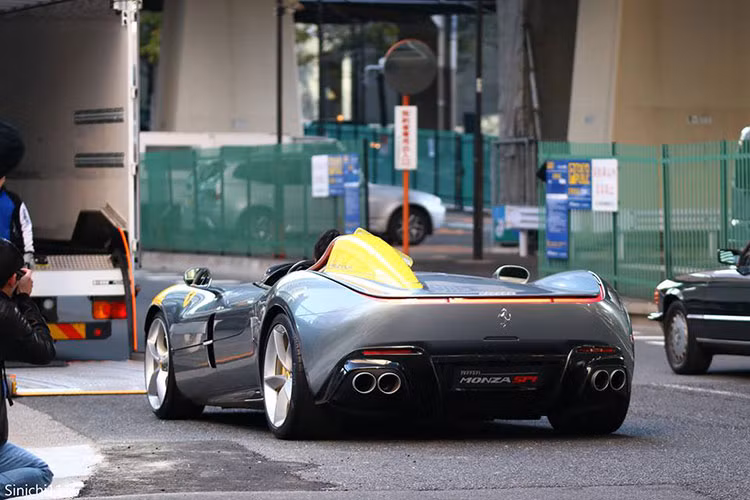Đến nay, chiếc Ferrari Monza SP1 siêu đắt đỏ đã lần đầu tiên đến thị trường châu Á. Đất nước châu Á vinh dự đón nhận sự có mặt của siêu xe Ferrari Monza SP1 đó chính là Nhật Bản. Mẫu xe "ngựa chồm" không mui cũng chẳng có kính chắn gió bị bắt gặp lăn bánh trên đường phố Tokyo, Nhật Bản.