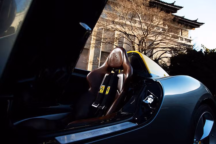 Siêu xe Ferrari Monza SP1 được đem đến Nhật Bản chỉ có 1 chỗ ngồi, chiếc siêu xe này được trang bị 1 tấm kính chắn gió ảo rất thú vị và xe không có mui. Thiết kế của chiếc Ferrari Monza SP1 này lấy cảm hứng từ các dòng xe Barchetta trong quá khứ, đặc biệt là 166 MM 1948 cũng như 750 Monza của thập niên '50.