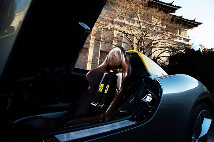 Siêu xe Ferrari Monza SP1 được đem đến Nhật Bản chỉ có 1 chỗ ngồi, chiếc siêu xe này được trang bị 1 tấm kính chắn gió ảo rất thú vị và xe không có mui. Thiết kế của chiếc Ferrari Monza SP1 này lấy cảm hứng từ các dòng xe Barchetta trong quá khứ, đặc biệt là 166 MM 1948 cũng như 750 Monza của thập niên '50.