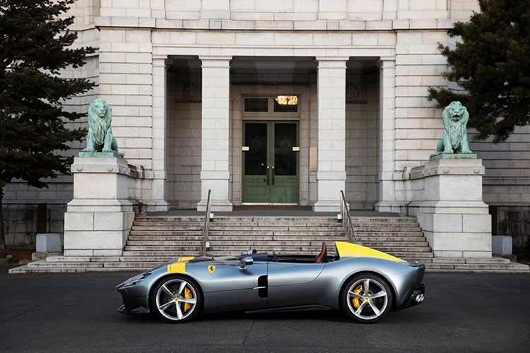 Sau đó, siêu xe Ferrari Monza SP1 được đưa đến Bảo tàng quốc gia Tokyo để chụp ảnh lưu lại khoảnh khắc trước khi ra mắt với giới nhà giàu Nhật Bản. Thông tin ban đầu cho biết, có ít nhất 1 chiếc Ferrari Monza SP1 sẽ định cư tại xứ sở hoa Anh Đào với giá bán không dưới 2,5 triệu USD.