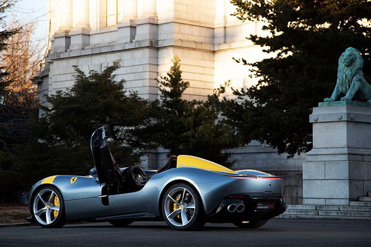 Tại thị trường Mỹ, giá xe Ferrari Monza khởi điểm từ 1.6 triệu Euro, (tương đương 1,82 triệu đô la hay 42,15 tỷ đồng). Khi trình làng lần đầu tiên với các khách hàng trên thế giới tại triển lãm ô tô Paris 2018, hãng Ferrari cho biết toàn bộ 499 chiếc siêu xe Ferrari Monza đã có chủ nhân đặt mua từ trước.