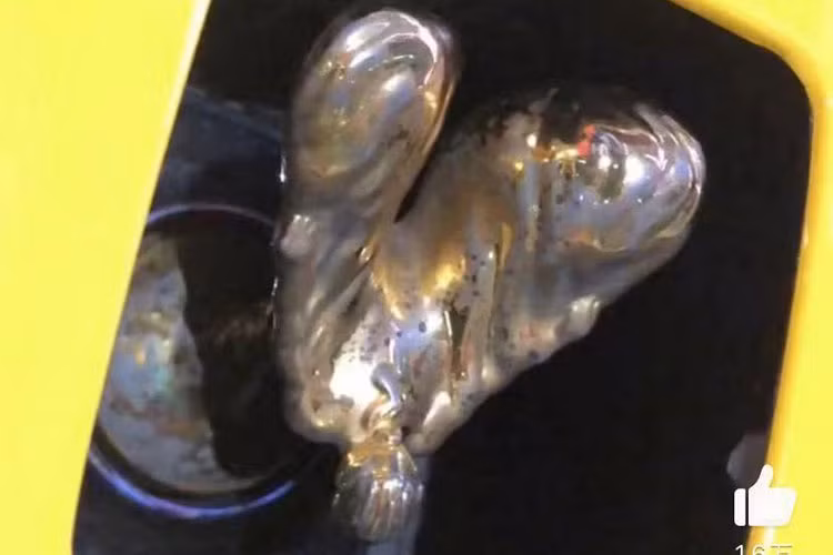 Thanh nien lam hong logo xe Rolls-Royce Ghost tri gia gan 1 ty dong-Hinh-2