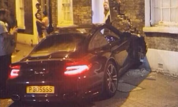 Chủ nhân chiếc siêu xe Porsche 911 sau khi gây tại nạn đã lùi xe rồi ngang nhiên nhấn ga bỏ chạy.