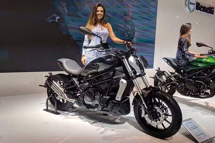 Từng ra mắt tại triển lãm EICMA 2017, hãng xe môtô thương hiệu Ý - Benelli được mua lại bởi Trung Quốc đã giới thiệu tới 8 mẫu xe mới khác nhau. Trong đó, chiếc môtô giá rẻ Benelli 402S đã gây xôn xao dư luận bởi kiểu dáng rất giống dòng xe cao cấp Ducati XDiavel.