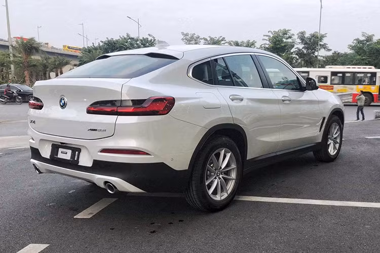 Được giới thiệu tại triển lãm Geneva Motor Show 2018, BMW X4 2019 sẽ có kích thước to hơn, với chiều dài tăng 760 mm, 380 mm vào bề rộng, trục cơ sở thêm 50 mm nhưng lại nhẹ hơn 50 kg. Ngoài ra, chiều cao vẫn thấp hơn 2,5 mm, trọng tâm được đặt thấp, tỷ lệ phân phối trọng lượng 50:50 giúp xe vận hành tối ưu.