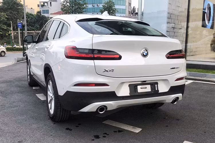 Đèn chiếu sáng, chiếu hậu và đèn sương mù của BMW X4 mới đều sử dụng công nghệ đèn LED. Bên cạnh đó, hiệu quả khí động học được cải tiến rõ rệt với hệ số cản đạt mức Cd=0,30. Ngoài ra, khi gấp hàng ghế sau xuống, xe sẽ để lộ khoảng trống cho người dùng chứa đồ.