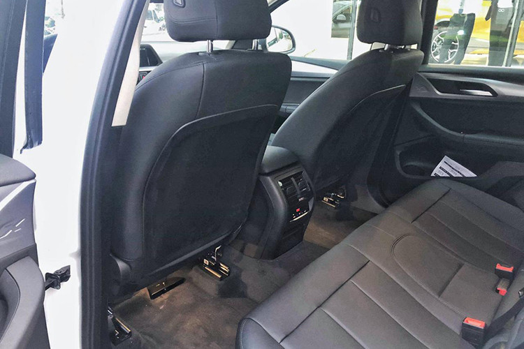 BMW X4 hoàn toàn mới có 3 tuỳ chọn động cơ xăng và 4 lựa chọn động cơ dầu với công suất 184-360 mã lực. Phiên bản cao cấp nhất của động cơ xăng là M40i được trang bị động cơ tăng áp 3.0L với công sức 360 mã lực và 500 Nm mô men xoắn, tăng tốc 100 km/h chỉ trong thời gian 4,8 giây, vận tốc cực đại đạt 250 km/h.