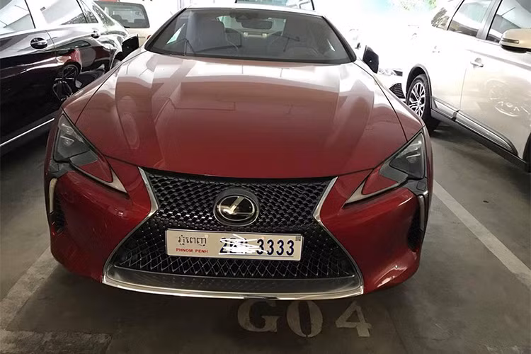 Trong ảnh là chiếc xe Lexus LC500 2018 mang biển "tứ quý 3". Xe sử dụng động cơ V8, dung tích 5.0L tương tự RC F và GS F. Động cơ hút khí tự nhiên, 32 van này sản sinh công suất tối đa 467 mã lực tại vòng tua máy 7.100 vòng/phút và mô-men xoắn cực đại 540 Nm tại vòng tua máy 4.800 vòng/phút. Hộp số tự động Direct Shift 10 cấp.