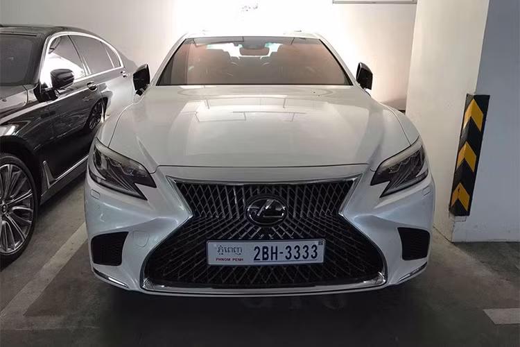 Chiếc sedan hạng sang Lexus LS 2018 cũng được chủ nhân cho đeo biển "tứ quý 3". Mẫu xe này sở hữu khối động cơ V6 3.5L cho công suất tối đa 415 mã lực tại 6.000 vòng/phút và mô-men xoắn cực đại 600 Nm từ 1.600 – 4.800 vòng/phút. Tại thị trường Đông Nam Á, phiên bản mới nhất của mẫu xe này có giá lên tới hơn 4 tỷ đồng.