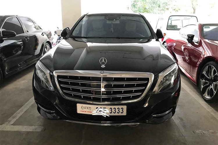 Một chiếc siêu xe sang Mercedes-Maybach S600, sử dụng động cơ V12 tăng áp kép, dung tích 6.0 lít, sản sinh công suất cực đại 530 mã lực và mô-men xoắn cực đại 830 Nm. Kết hợp với hộp số tự động 7 cấp 7G-Tronic Plus, xe mất 5 giây để tăng tốc từ 0-100 km/h trước khi đạt vận tốc tối đa 250 km/h.