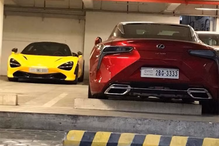 Hình ảnh về căn hầm đỗ ôtô chứa loạt siêu xe biển khủng này đã được lan truyền trên mạng xã hội và nhận không ít sự chú ý của cả giới mê xe tại đây cũng như các bạn trẻ tại Việt Nam cũng như Thế giới.