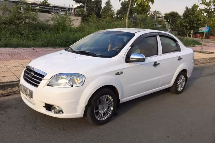 Daewoo Gentra bán tại Việt Nam đã ngừng sản xuất từ năm 2011. Trên thị trường thứ cấp hiện nay, lượng tin rao bán xe Daewoo Gentra cũ hiện nay khá nhiều. Tuy nhiên, trong tầm tài chính dưới 100 triệu, bạn chỉ có thể chọn được những chiếc xe thuộc giai đoạn 2006 - 2008 với giá rao bán từ 72 triệu đồng.