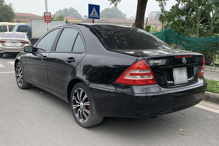 Dù đã có tuổi đời 20 năm nhưng chiếc Mercedes-Benz C180 2003 cũ vẫn sở hữu ngoại hình khá ưa nhìn cùng lớp sơn bóng loáng, toát lên được vẻ cổ điển đậm phong cách Đức. Xe được trang bị động 2.0 AT cùng các tính năng an toàn tiêu biểu như hệ thống chống bó cứng phanh, hỗ trợ phanh, kiểm soát ổn định, túi khí.