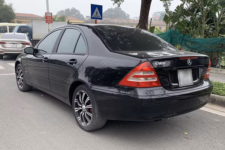 Dù đã có tuổi đời 20 năm nhưng chiếc Mercedes-Benz C180 2003 cũ vẫn sở hữu ngoại hình khá ưa nhìn cùng lớp sơn bóng loáng, toát lên được vẻ cổ điển đậm phong cách Đức. Xe được trang bị động 2.0 AT cùng các tính năng an toàn tiêu biểu như hệ thống chống bó cứng phanh, hỗ trợ phanh, kiểm soát ổn định, túi khí.