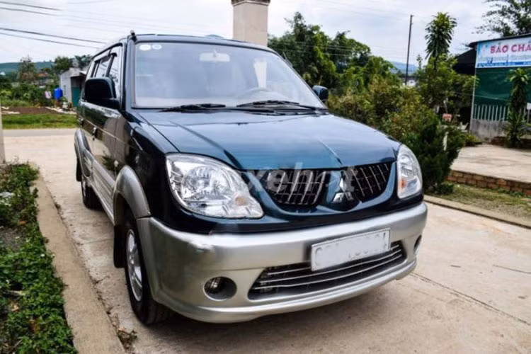 Có thể nói, xét về khả năng bền dáng khó có mẫu xe dưới 100 triệu nào vượt qua được Mitsubishi Jolie 2002. Đã trải qua hơn 20 năm lăn bánh nhưng thiết kế của mẫu SUV này vẫn khá bắt mắt, mang phong cách trẻ trung thể thao. Cùng với đó là một không gian nội thất rộng rãi, kết cấu 8 chỗ ngồi, có thể gập hai hàng ghế phía sau khi cần gia tăng không gian hành lý.