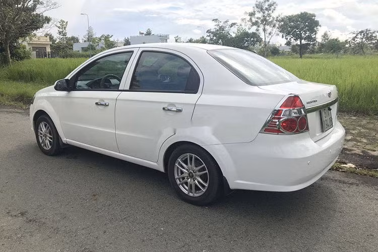 Ra mắt thị trường ôtô Việt Nam ngay đầu năm 2006 và hướng tới mục tiêu xây dựng một chiếc sedan dành cho người thành đạt, Gentra từng rất được lòng khách hàng trong nước. Xe sử dụng động cơ 1.5 SOHC, sinh công suất 86 mã lực, mô-men xoắn 13,4 Nm. Đi cùng với đó là hộp số sàn hoặc tự động 5 cấp.