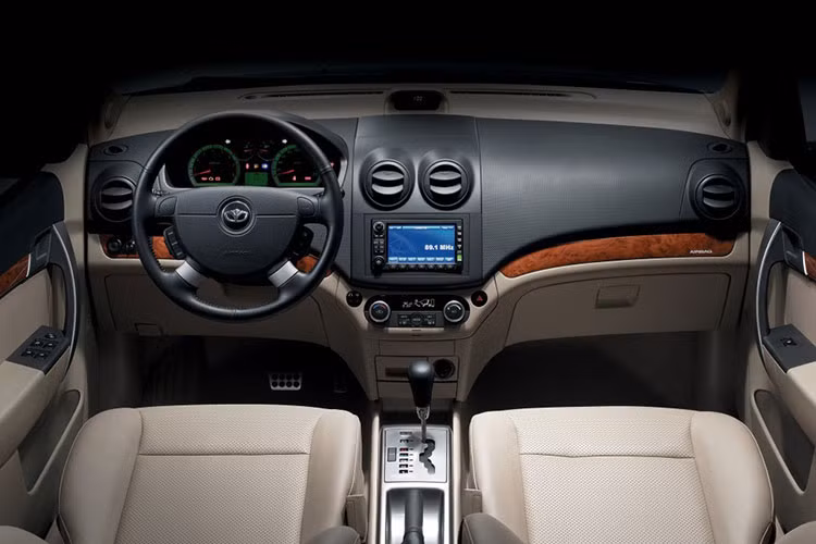 Ngoại trừ trường hợp đâm đụng nặng, thủy kích, về cơ bản những chiếc sedan Daewoo Gentra hiện vẫn còn giữ được chất lượng tốt. Hệ thống gầm bệ xe khá chắc chắn, máy móc hoạt động ổn định. Nội thất xe có đầy đủ điều hòa.