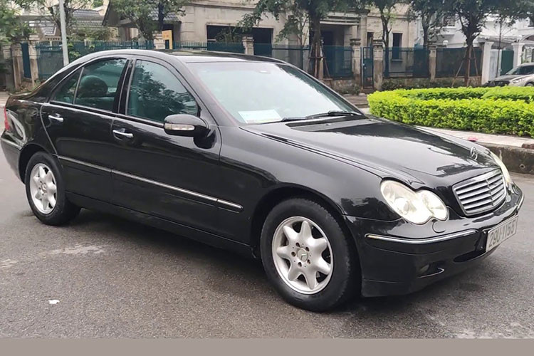 Với tầm giá dưới 100 triệu đồng nhưng muốn sở hữu một chiếc xe sang đến từ thương hiệu Đức, chắc chắn bạn sẽ không thể bỏ qua Mercedes-Benz C 180 đời 2003. Lượng xe Mercedes-Benz C180 đã qua sử dụng đời 2003 trên thị trường xe cũ hiện khá hiếm hoi. Khảo sát tại hệ thống tin đăng Oto.com.vn, chỉ có 1 - 2 chiếc với tầm giá 99 triệu đồng.