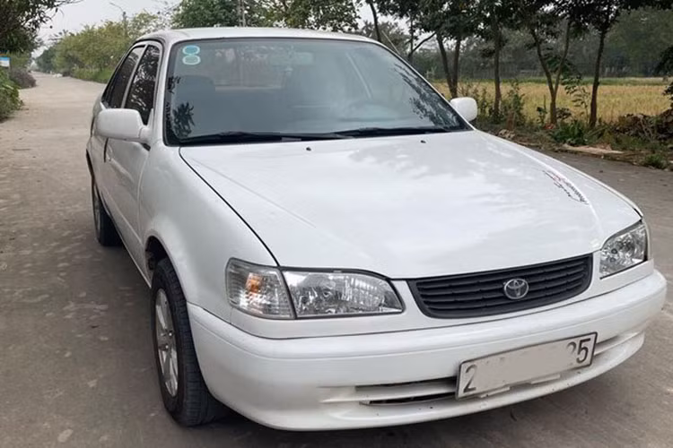Toyota Corolla đời 1992 đến 2001 hiện đang được chào bán trên thị trường xe cũ Việt trong khoảng giá từ 68 - 115 triệu đồng, tùy năm sản xuất, tình trạng xe và ODO cụ thể. Trong số đó có không ít chiếc xe được giới thiệu có nguồn gốc từ cơ quan nhà nước thanh lý.