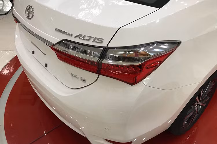 Ngoài ra, cụm đèn hậu vẫn mang thiết kế và phong cách của phiên bản cũ với phận trung tâm được nối với nhau bằng một thanh kim loại mạ chrome, cản sau chỉnh sửa. Phiên bản Sport được trang bị thêm cánh lướt gió gắn cố định. Cản sau có vân phong cách giả carbon trông khá ấn tượng.