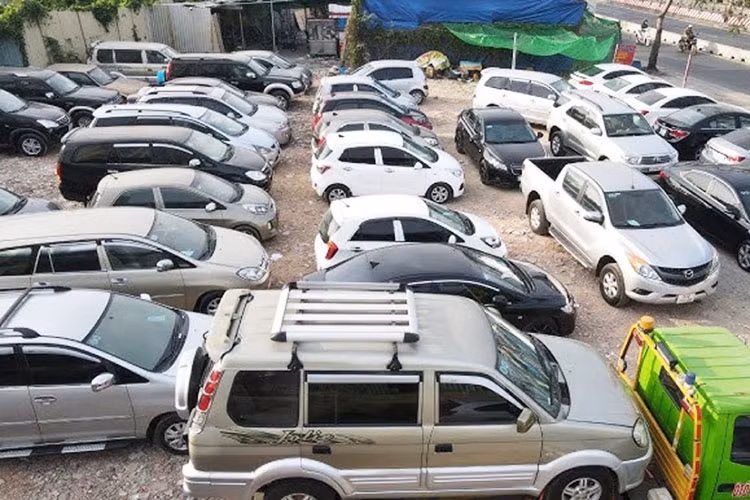 Thị trường ôtô Việt đang đối mặt với những áp lực "kép", sức mua giảm mạnh vì suy thoái kinh tế do tâm lý e ngại tháng Ngâu và tác động của khủng hoảng kinh tế. Hãng xe và đại lý liên tục giảm giá sâu để kích cầu, tạo ra đà giảm cho các mẫu ôtô trên cả bình diện mới và cũ. Nếu giới hạn tài chính chỉ 200 triệu mua ôtô, không cố được hơn, bạn hoàn toàn có thể tìm mua một số mẫu xe bền dáng, tiết kiệm nhiên liệu sau đây.