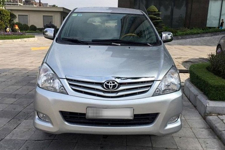 Với số tiền hạn hẹp 200 triệu đồng, bạn có thể tiếp cận được chiếc Toyota Innova đời 2010 nhưng phải bỏ nhiều công săn tìm. Đây là mẫu xe đa dụng rất được lòng các gia đình đông người hoặc dân kinh doanh dịch vụ.