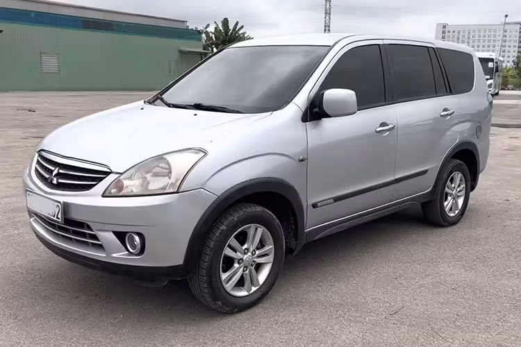 Mitsubishi Zinger đời 2009 từng là hàng hot tại Việt Nam trong những năm đầu thế kỷ 21. Là đối thủ của Toyota Innova nhưng vòng đời của Zinger chỉ kéo dài từ năm 2008 đến 2011. Dù đã ngừng bán nhưng Mitsubishi Zinger vẫn được xem là mẫu xe gia đình đáng cân nhắc trên thị trường xe cũ với độ giữ giá hơn hẳn Innova cùng đời. 