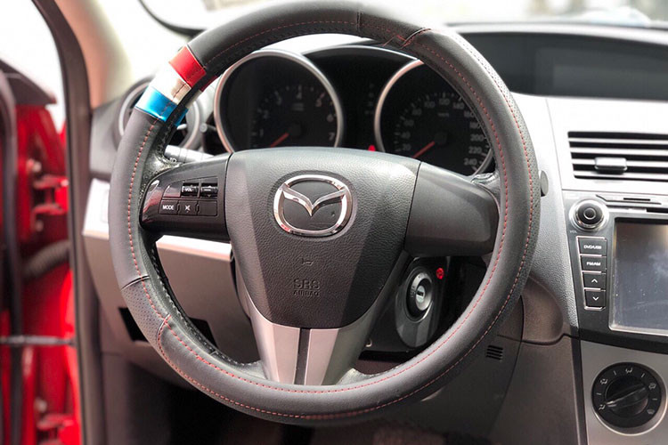 Dù đã có hơn chục năm vận hành nhưng Mazda3 2009 - 2010 vẫn giữ được vẻ ngoài cuốn hút, ít có dấu hiệu xuống cấp. Không gian nội thất rộng rãi và độ hoàn thiện cao là những ưu điểm nổi bật của dòng xe này. Xe trang bị đầy đủ hệ thống điều hòa, hệ thống giải trí, 6 đĩa CD và đầu cắm AUX, vô lăng thể thao bọc da 3 chấu.