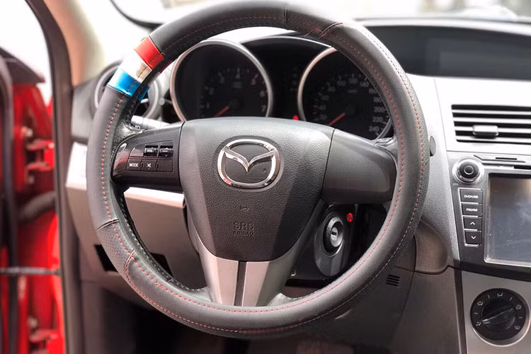 Dù đã có hơn chục năm vận hành nhưng Mazda3 2009 - 2010 vẫn giữ được vẻ ngoài cuốn hút, ít có dấu hiệu xuống cấp. Không gian nội thất rộng rãi và độ hoàn thiện cao là những ưu điểm nổi bật của dòng xe này. Xe trang bị đầy đủ hệ thống điều hòa, hệ thống giải trí, 6 đĩa CD và đầu cắm AUX, vô lăng thể thao bọc da 3 chấu.