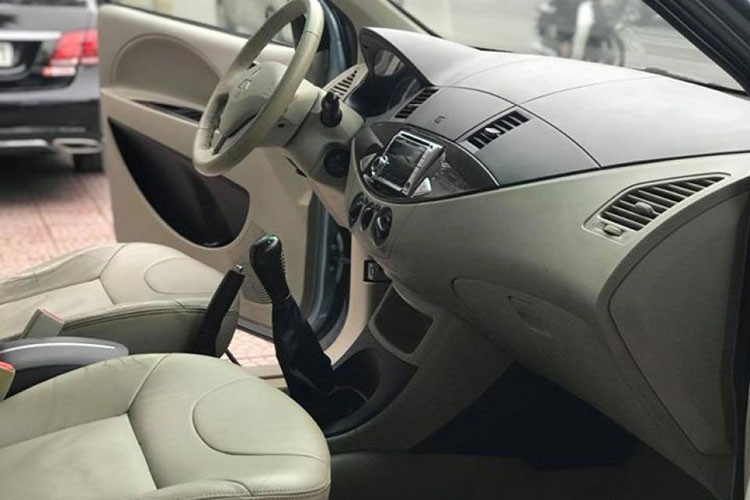 Về thiết kế, ngoại hình của xe nổi bật với lưới tản nhiệt cỡ lớn, đèn pha tạo hình góc cạnh. Các chi tiết bên ngoài đều nhằm mục đích tôn lên sự mạnh mẽ, cá tính của chiếc xe. Nội thất được thiết kế để tạo ra sự thoải mái, tiện nghi cho người sử dụng. Ghế ngồi bọc da, rộng rãi, êm ái. Hệ thống giải trí của xe là đầu đĩa CD và kết nối AM/FM.