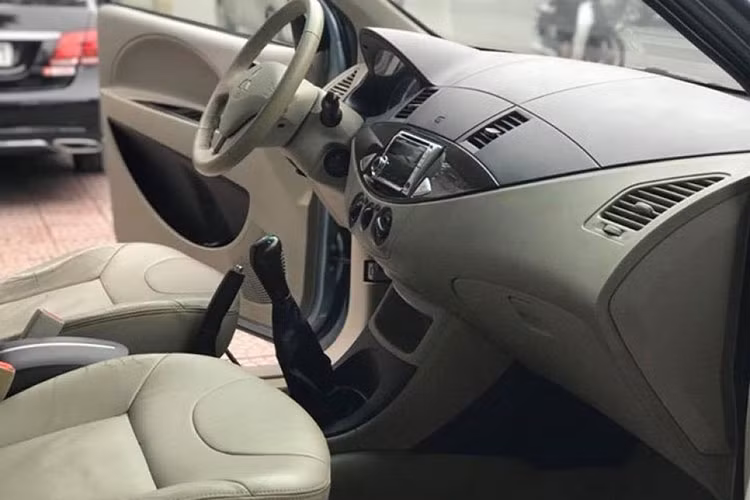 Về thiết kế, ngoại hình của xe nổi bật với lưới tản nhiệt cỡ lớn, đèn pha tạo hình góc cạnh. Các chi tiết bên ngoài đều nhằm mục đích tôn lên sự mạnh mẽ, cá tính của chiếc xe. Nội thất được thiết kế để tạo ra sự thoải mái, tiện nghi cho người sử dụng. Ghế ngồi bọc da, rộng rãi, êm ái. Hệ thống giải trí của xe là đầu đĩa CD và kết nối AM/FM.