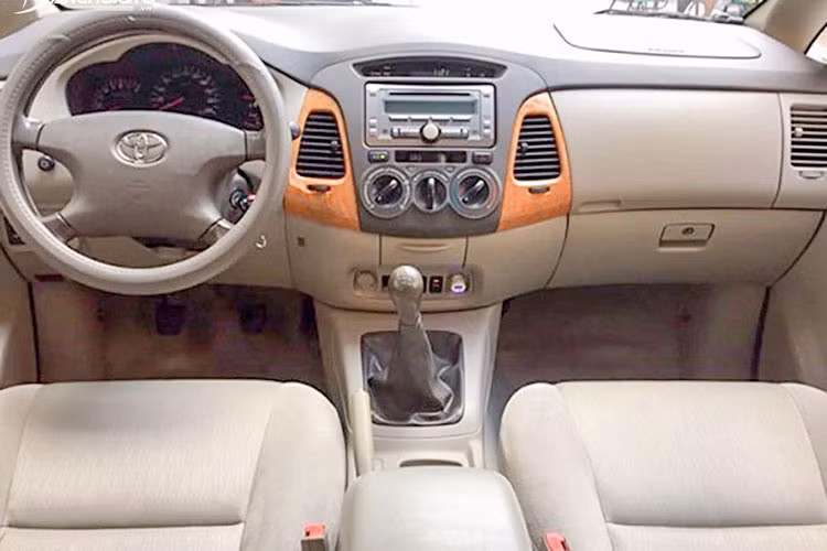 Toyota Innova 2010 phù hợp với những ai không ưa màu mè, đề cao các giá trị thực dụng vốn là ưu điểm nổi bật của các dòng xe Toyota. Xe sử dụng lưới tản nhiệt cỡ lớn kết hợp với đèn pha, đèn sương mù tạo nên "khuôn mặt" ưa nhìn cho chiếc xe.
