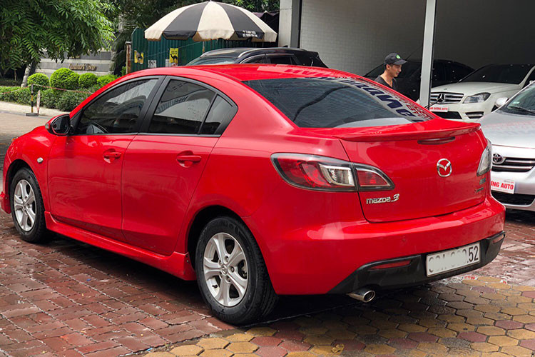 Xe vận hành bền bỉ, mạnh mẽ, tiết kiệm nhiên liệu. Hệ thống treo trên xe cứng cáp, ổn định cùng với loạt tính năng an toàn vượt trội so với đối thủ cùng thời. Mức giá xe Mazda3 2009 đến 2010 cũ hiện được các showroom ôtô cũ chào bán khoảng trên dưới 200 triệu đồng.