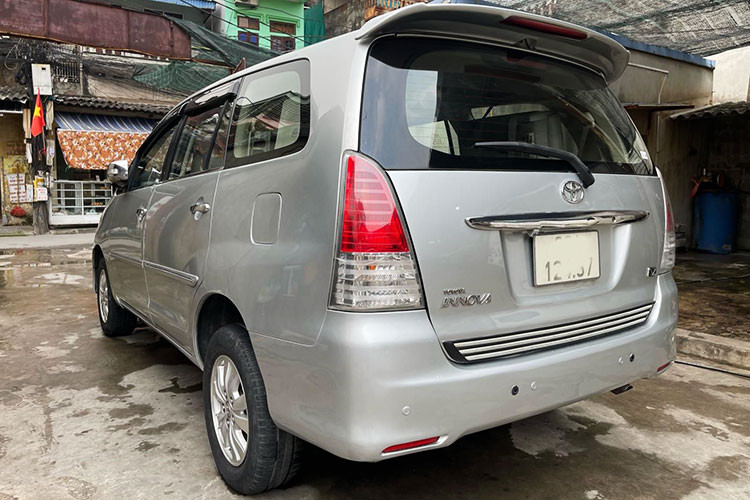 Lợi thế của Innova là không gian nội thất rộng rãi, tiện nghi với 7 ghế ngồi. Toàn bộ ghế ngồi được bọc da cao cấp, mang lại cảm giác êm ái, thoải mái cho cả người lái và hành khách. Các trang bị nổi bật trên xe gồm: Điều hòa cơ, đầu đĩa CD và kết nối AM/FM, màn hình LCD. Ngoài ra, Innova còn được đánh giá cao về khả năng vận hành ổn định, an toàn.