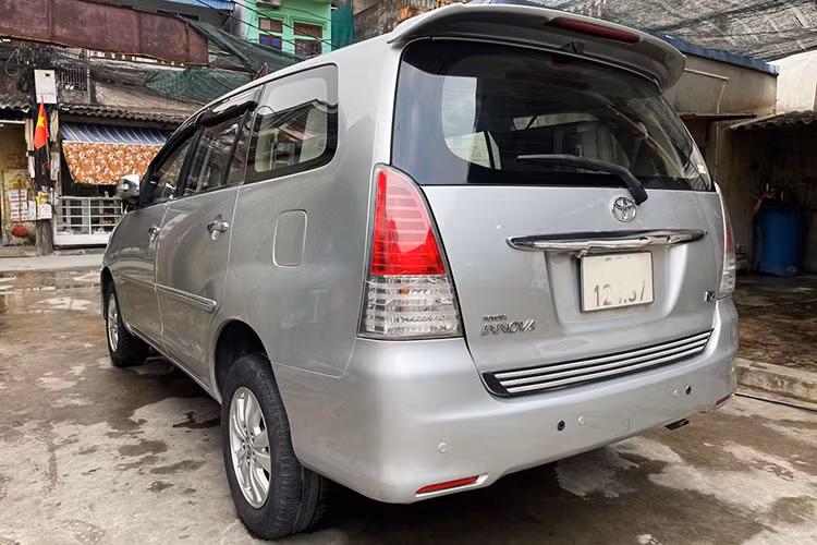 Lợi thế của Innova là không gian nội thất rộng rãi, tiện nghi với 7 ghế ngồi. Toàn bộ ghế ngồi được bọc da cao cấp, mang lại cảm giác êm ái, thoải mái cho cả người lái và hành khách. Các trang bị nổi bật trên xe gồm: Điều hòa cơ, đầu đĩa CD và kết nối AM/FM, màn hình LCD. Ngoài ra, Innova còn được đánh giá cao về khả năng vận hành ổn định, an toàn.